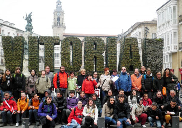 ECOS DE USUARIOS: Autogestores de Apdema enseñan Vitoria a sus compañeros navarros