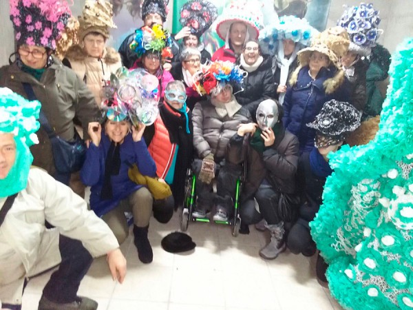 Apdema; Gazte Alaiak visita la exposición de trajes de carnaval