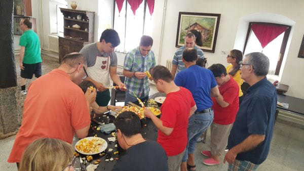 Taller de brochetas de fruta en el Museo Gastronómico de Llodio