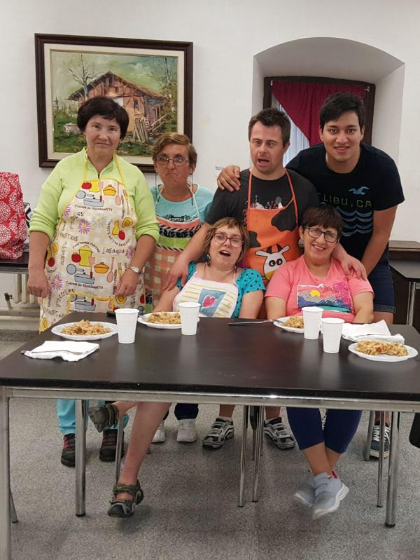 Arroz frito al estilo cantonés en el taller de cocina del centro de ocio de Apdema en Llodio